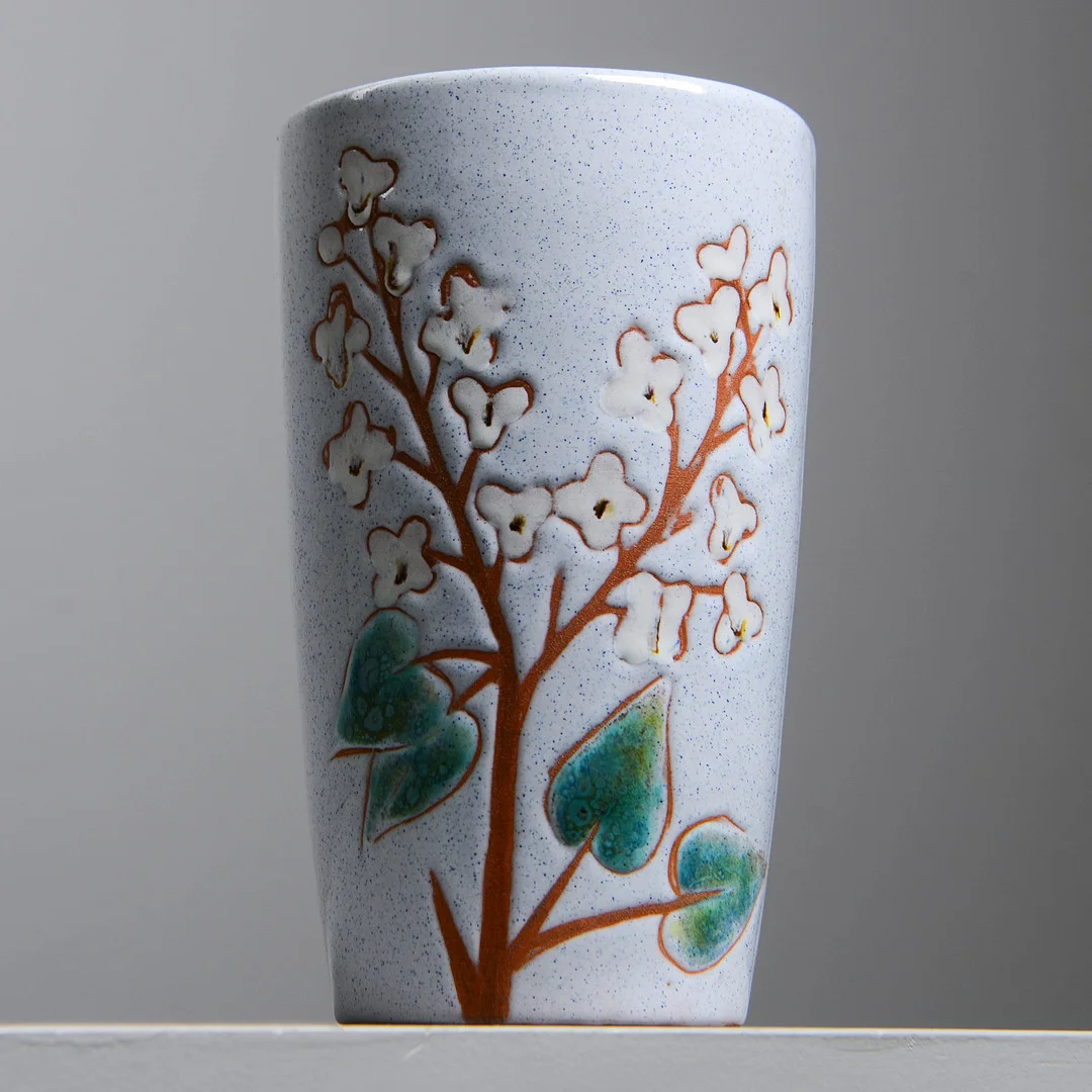 MAGGIE WIBOM. Vas, lergods, egen verkstad Stockholms Keramik (1938-1950), signerad MW. — European — Formstad Auktioner