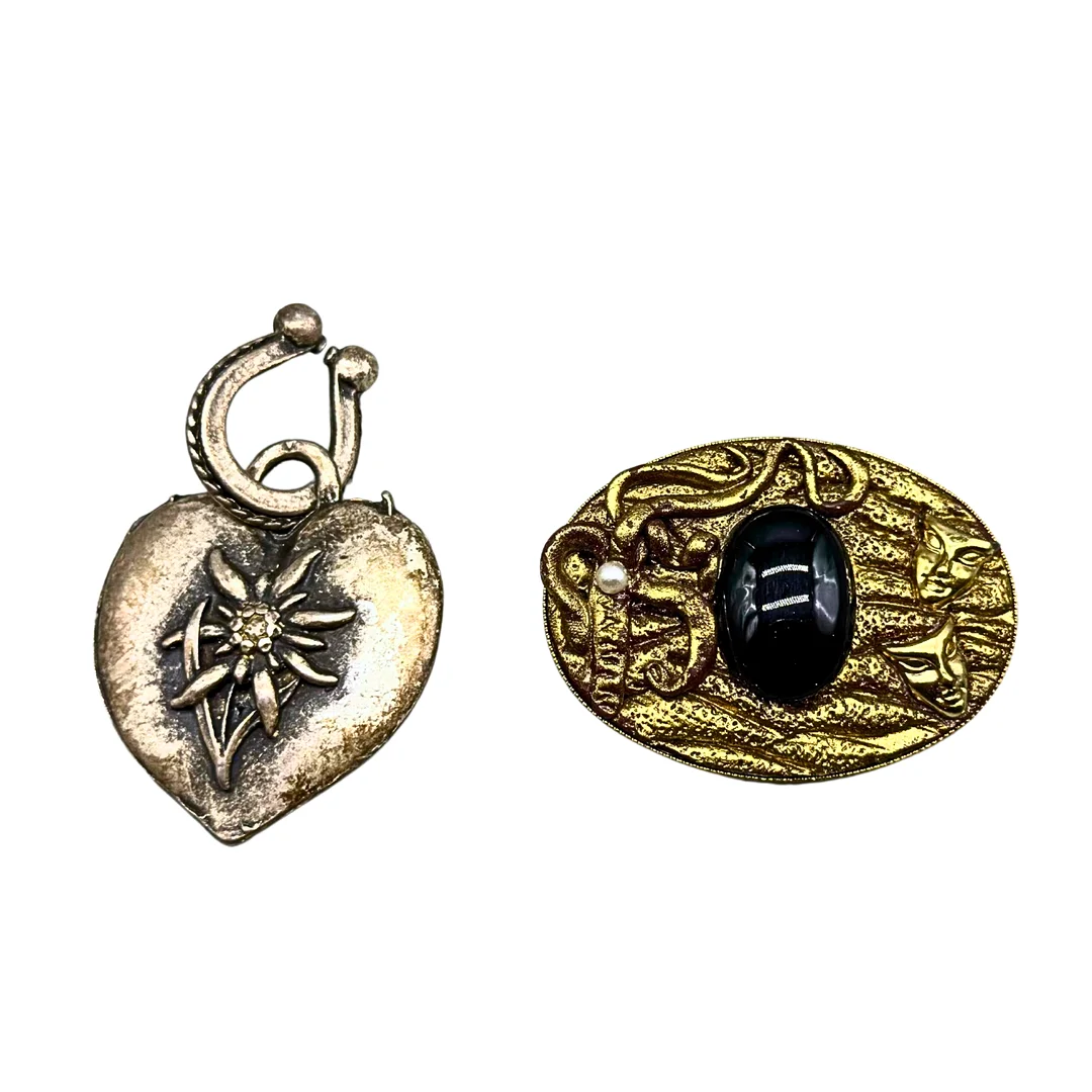 SCHMUCKSET - TRACHTENANHÄNGER MIT EDELWEISS UND BROSCHE MIT MASKENRELIEF. — Necklace — Auktionshaus Stuber's Hammerschlag