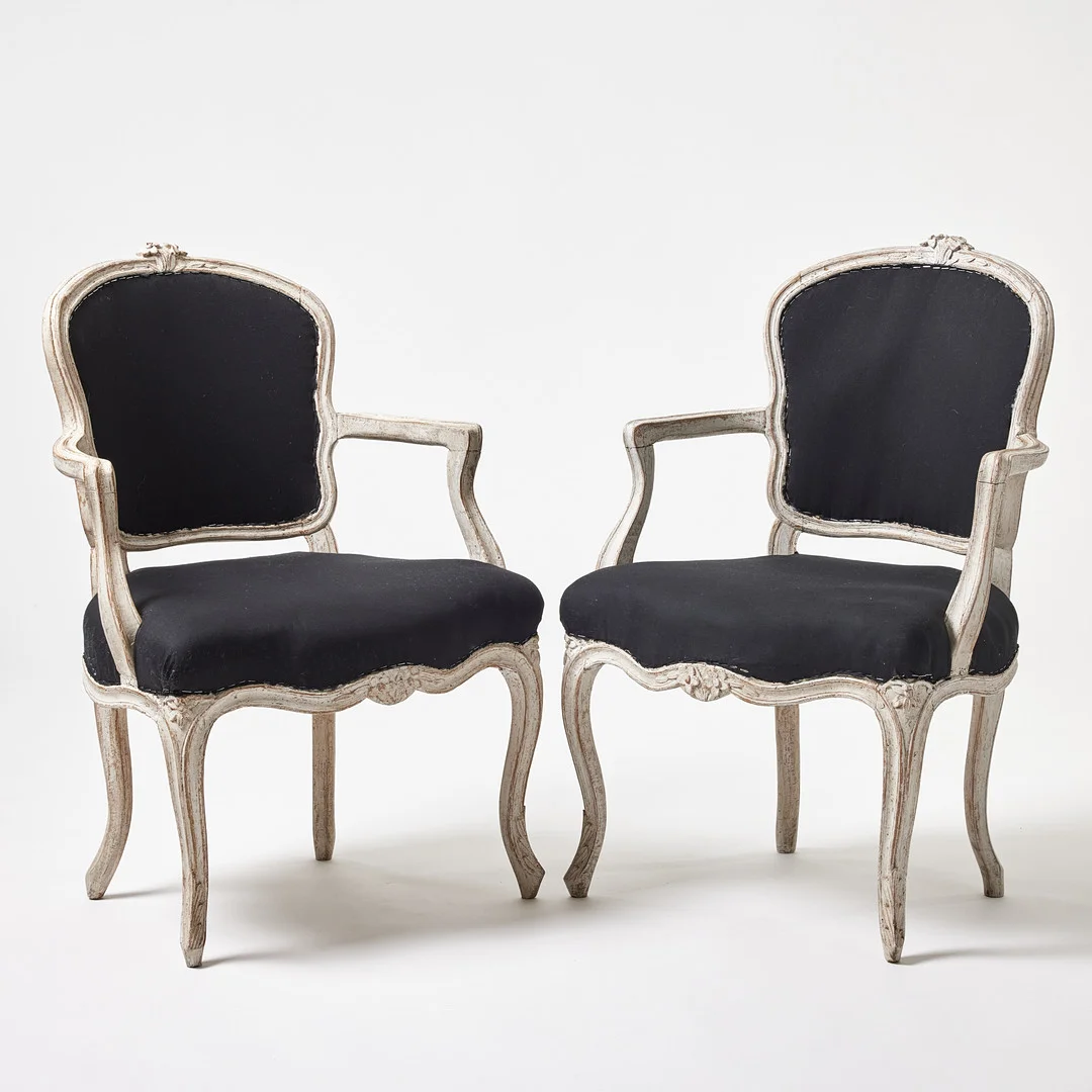 ARMLÄNSTOLAR, ett par, Louis XV, Frankrike 1700-talets andra hälft, träskuren dekor. — Armchairs & Chairs — Stockholms Auktionsverk Magasin 5