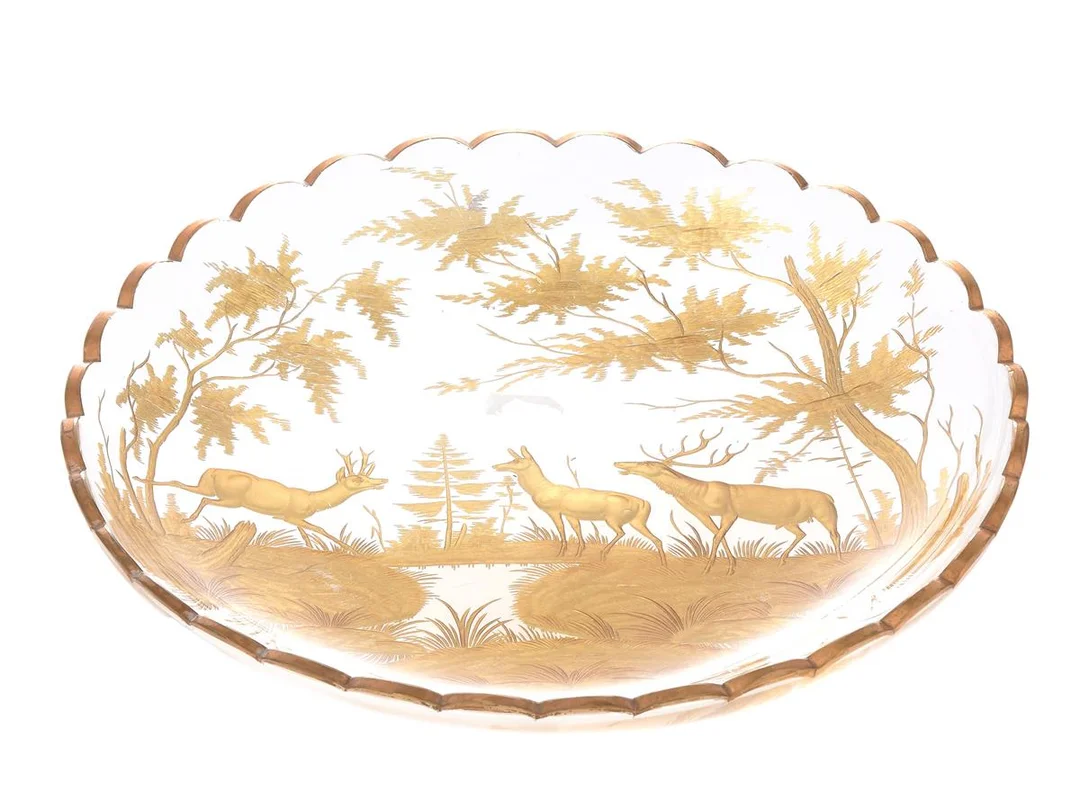 FAT, glas, guldfärgad dekor, naturmotiv med hjortar, diameter 27,5 cm, bruksslitage. — Glas/Fat — Kaplans