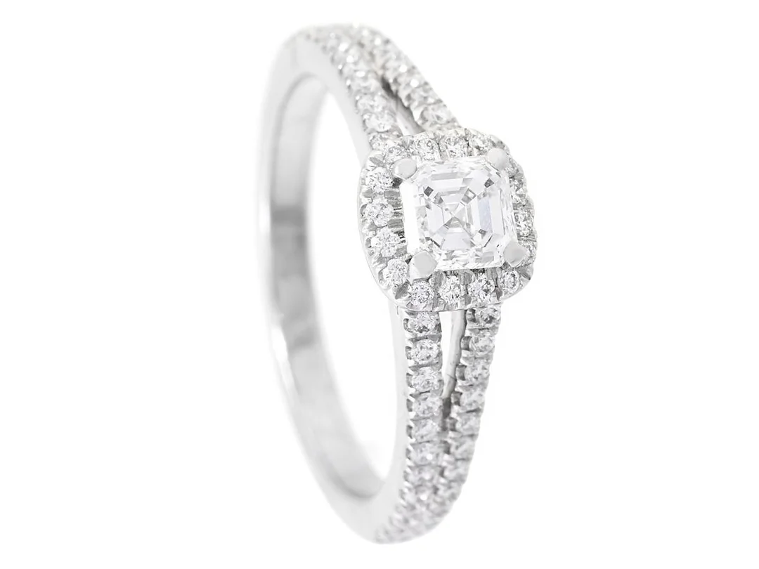 STRÖMDAHLS, ring, 18K vitguld, asscher - och briljantslipade diamanter 0,91 ctv, TW/VS-SI, stl 17,5 mm, vikt 5,1 g. — Smycken/Ring — Kaplans
