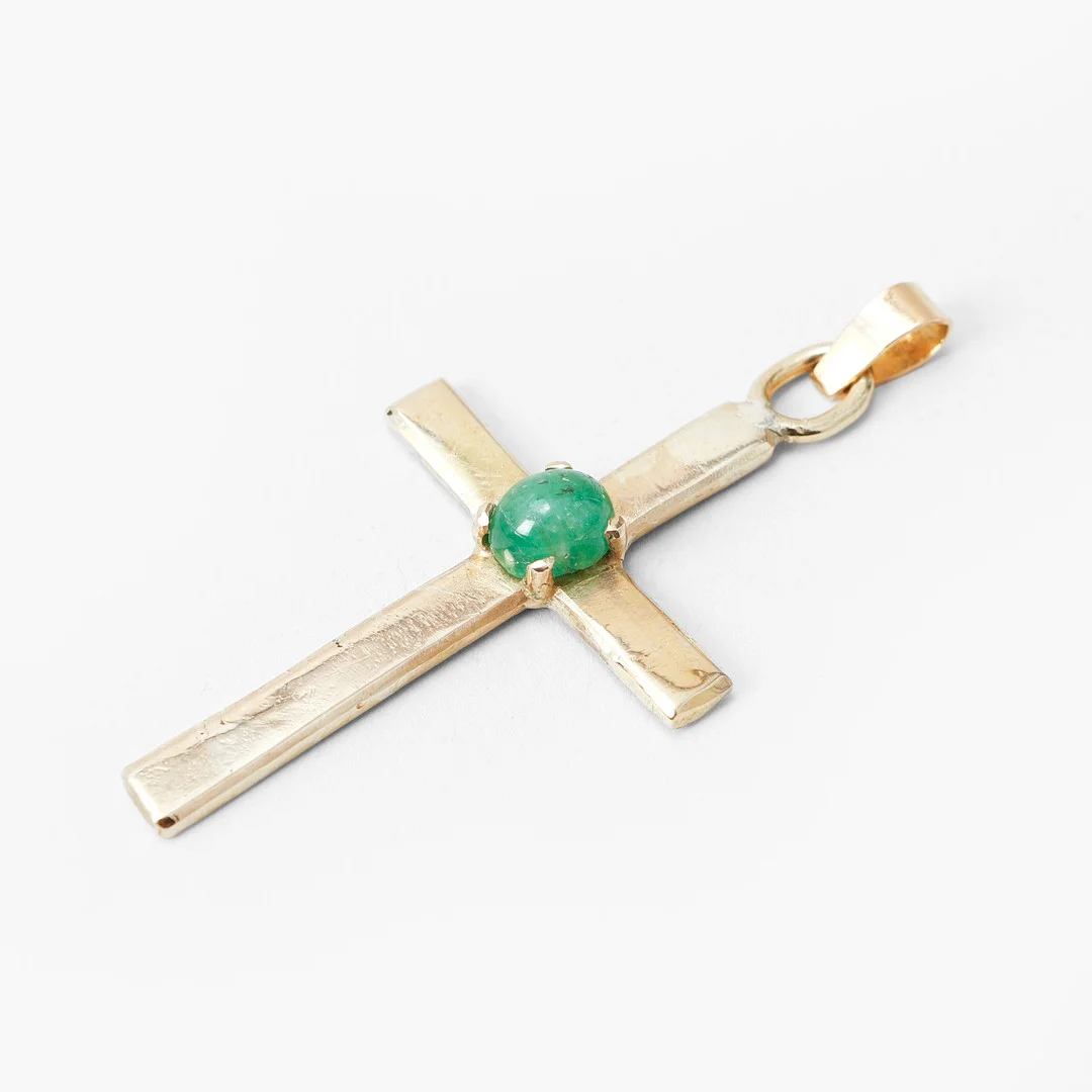 HÄNGE, kors, 18k guld, cabochonslipad smaragd, vikt ca 8,2 gram, Hedelins Ateljé. — Brooches & Pendants — Göteborgs Auktionsverk