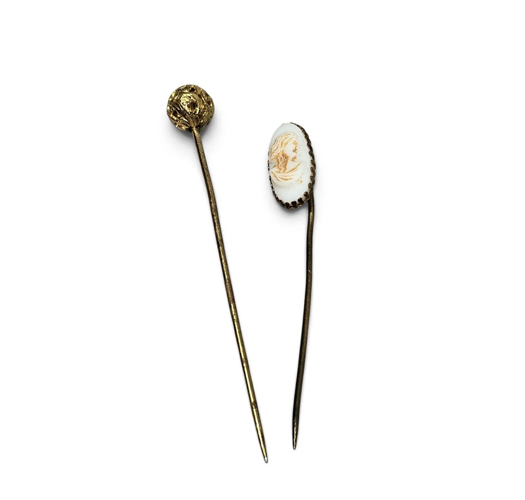 2 Alfileres Victoriana de camaféo y de cuenta de filigrana en plaqué de oro amarillo. — Objet de vertu & Miscellaneous — Arce Auctions