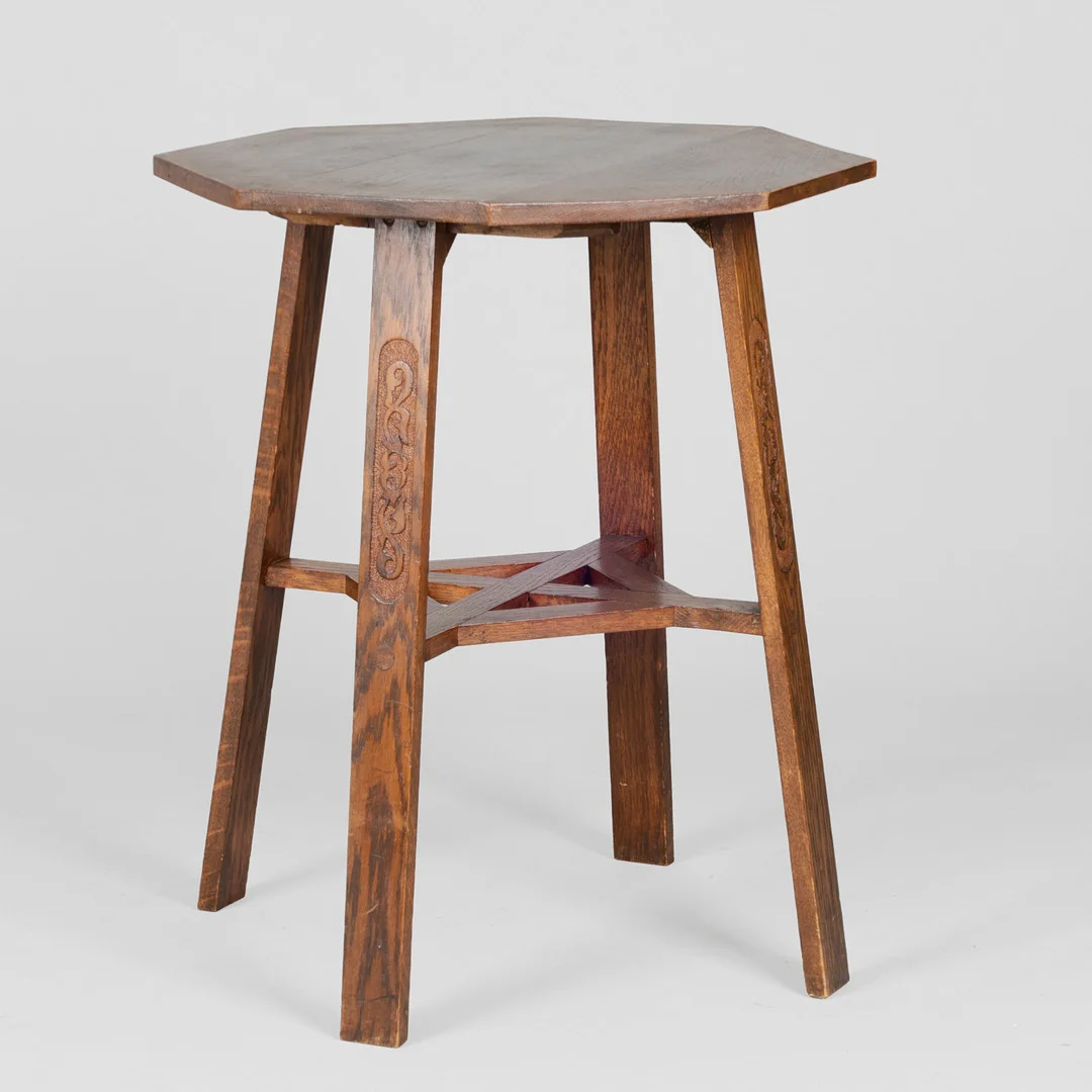Ottekantet bord af bejdset, massiv egetræ, 1900-tallets første halvdel. — Tables — Palsgaard Kunstauktioner