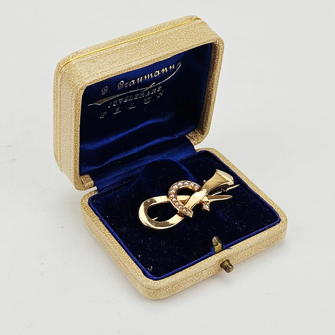 BROSCH, guld, 18K, med troligen skalpärlor, GD&Co, Malmö 1948, total vikt ca. 3 gram. — Brooches & Pendants — Auktionshuset Thörner & Ek