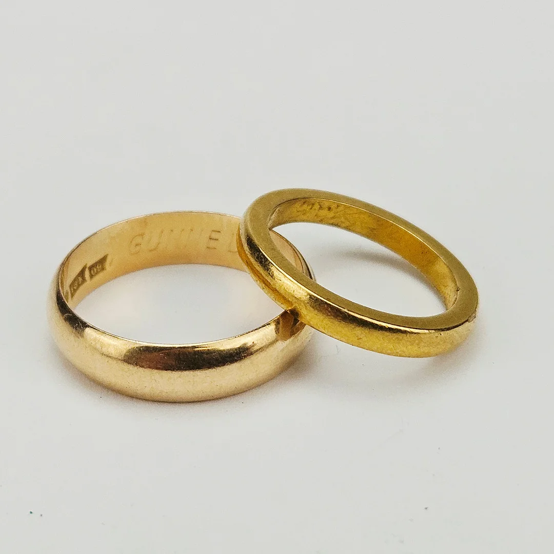 RINGAR, 2 st, guld, 18K, vikt ca. 9,9 gram. — Rings — Auktionshuset Thörner & Ek