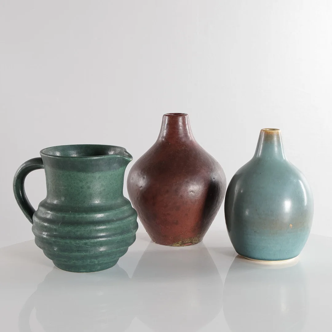 HOLBÆK / SØHOLM KERAMIK. Stentøjslot, vaser bl.a. bestående af Holbæk keramik, Søholm mm. (3). — Ceramics & Porcelain — Woxholt Auktionshus