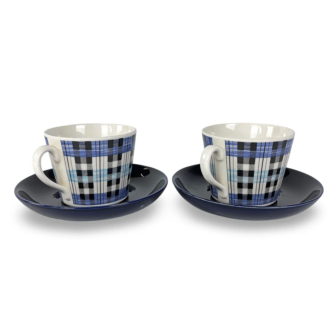 HELMER RINGSTRÖM. "Blå Skotte", kaffekoppar med fat, 2 st, flintgods, Gefle, 1970-tal. — European — Roslagens Auktionsverk