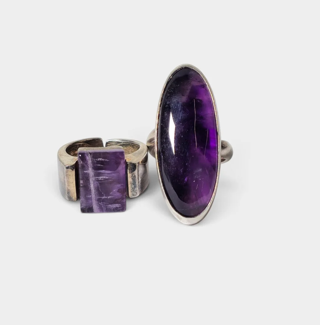 Dos sortijas en plata y amatistas cabujón. — Silver — Barcelona Auctions