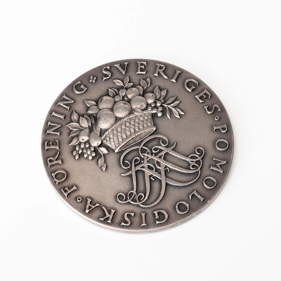MEDALJ, Sveriges Pomologiska förening, silver, Kungl Mynt Och Justeringsverket, 1950. — Orders & Medals — Auktionshuset Kolonn