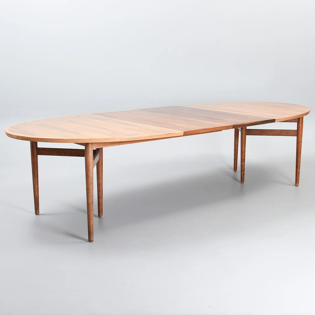 ARNE VODDER. Ovalt spisebord af palisander med to tillægsplader, model nr. 212, Sibast, Danmark, ca. 1960'erne, (3). — Tables — Sørensen Auktioner