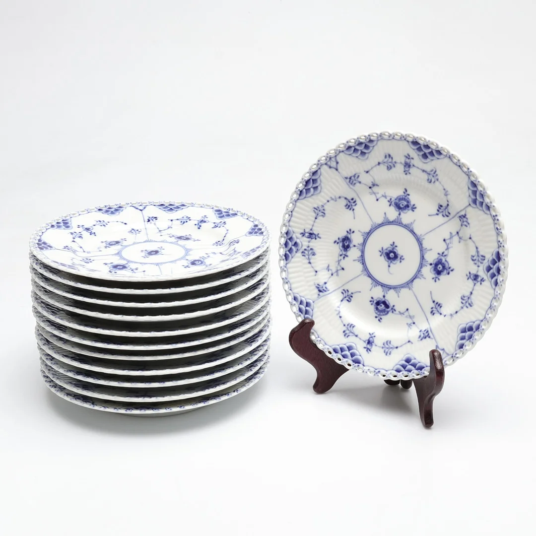 ASSIETTER, 12 stycken, "Musselmalet", Helblond, porslin, Royal Copenhagen, Danmark. — Tableware — Gomér & Andersson Linköping