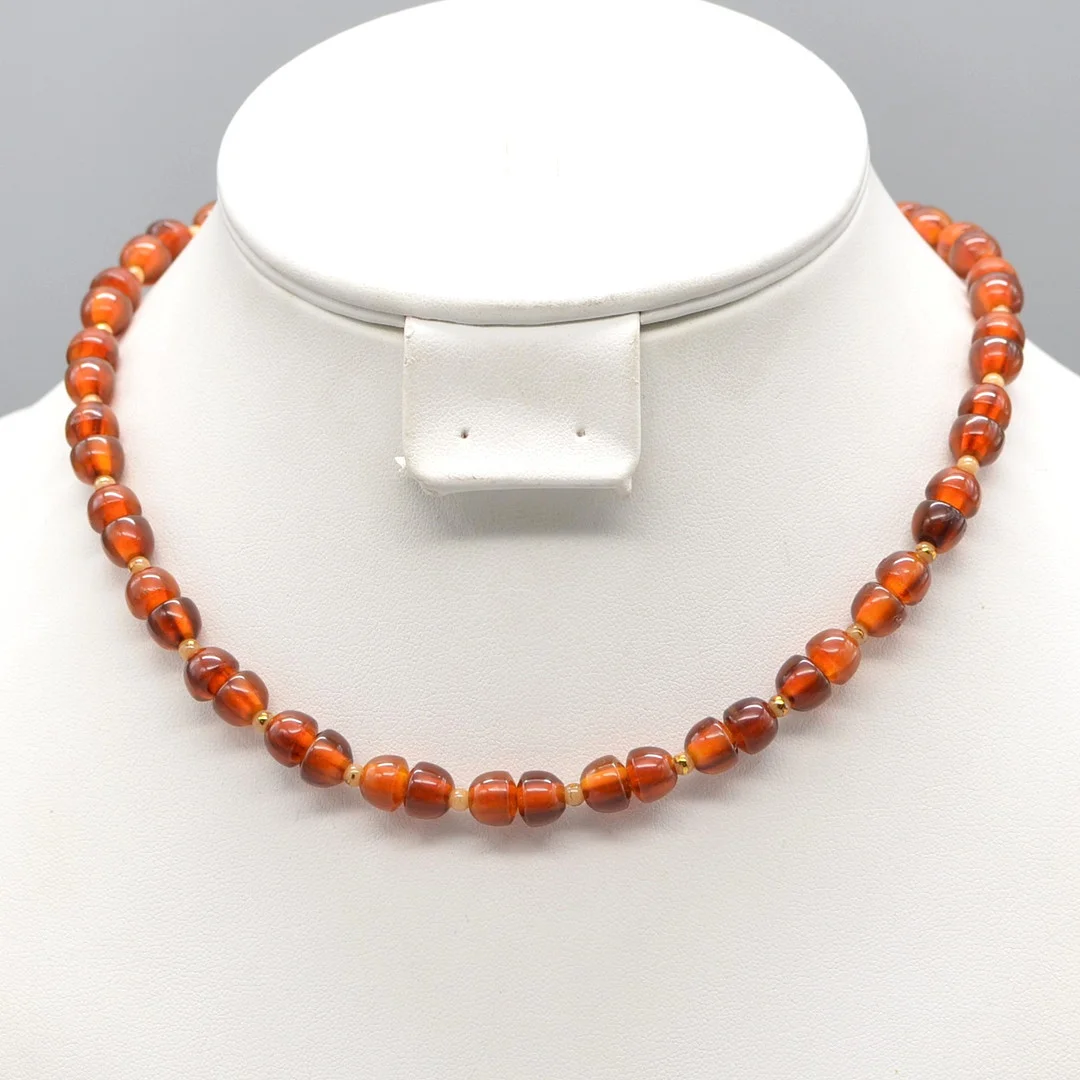 BAKELIT PERLENCOLLIER, VERGOLDETER SCHILD MIT "ANDRÉE", UM 1950. — Necklace — Kunst- und Auktionshaus Kleinhenz