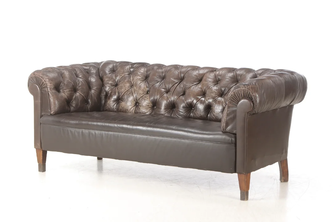 Chesterfield style sofa, brown leather, 20th century. — Furniture/Lounge suites, sofas — Lauritz