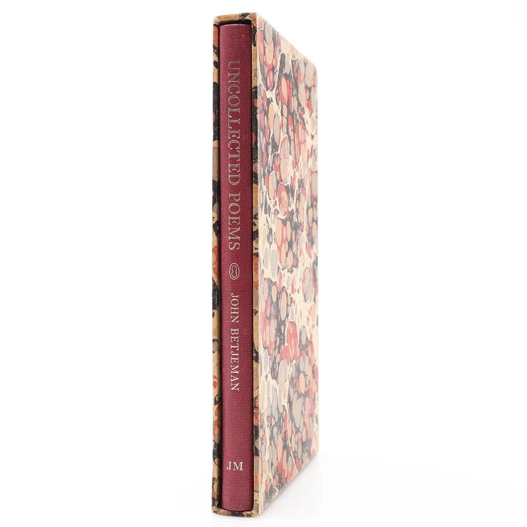 BIBLIOFILI. DEN BRITTISKE POETEN JOHN BETJEMAN'S UNCOLLECTED POEMS - NR. 96 AV 100 EXEMPLAR SIGNERADE AV JOHN BETJEMAN. — Books — Crafoord Auktioner Lund