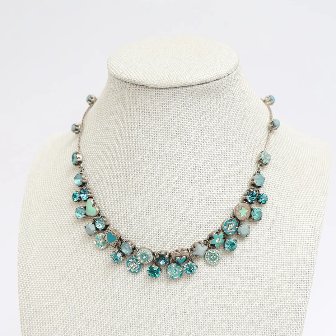 HALSBAND MED HÄNGEN OCH INFATTADE DEKORER. — Necklace — Falun Auktionsbyrå