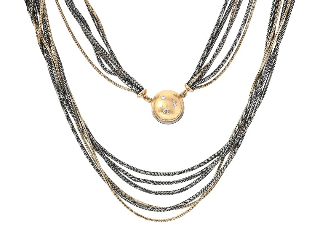 OLE LYNGGAARD, lås, Smilet, 18K guld/vitguld, briljantslipade diamanter ca 0,22 ctv, vikt 7,3 g, kedja, 6 - radig, silver/14K guld, längd 69 cm, vikt 14K guld ca 13 g, vikt silver ca 39 g . — Smycken/Collier — Kaplans