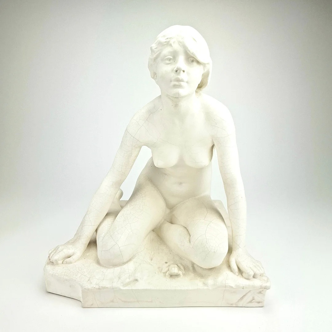 PER HASSELBERG. EFTER. "Grodan". Skulptur, parian, Gustavsberg 1916. — European — Auktionshuset Thörner & Ek