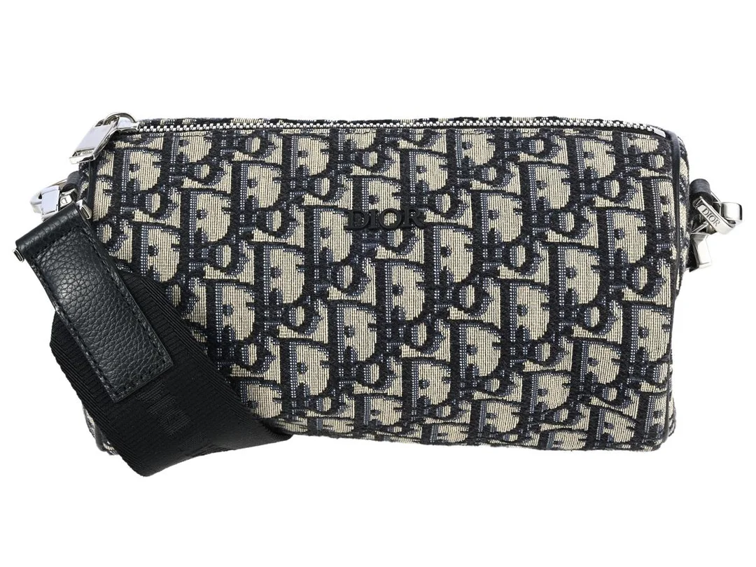 DIOR, VÄSKA, Roller Messenger Bag, Oblique Jacuard, blått läder, silverfärgade beslag, 21x12x12 cm, märkt 03-BO-0211, år 2021, avtagbar axelrem, tag, care booklet, dustbag. Very Good Condition. — Accessoarer/Väskor — Kaplans