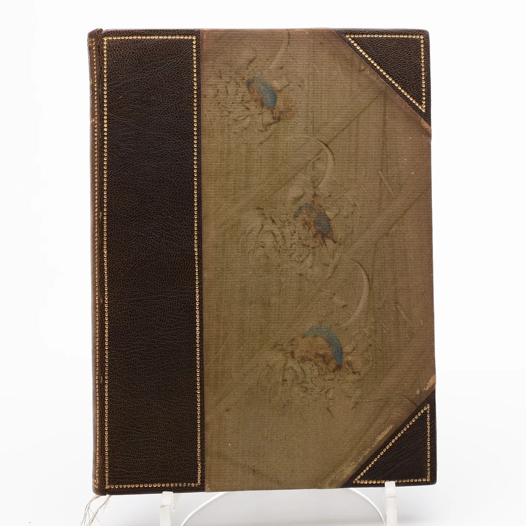 AUGUST STRINDBERGS DEN ROMANTISKE KLOCKAREN PÅ RÅNÖ 1909 MED VINJETTER AV RIKARD LINDSTRÖM I ETT YTTERST ELEGANT HALVMAROKÄNGBAND. — Books — Crafoord Auktioner Lund