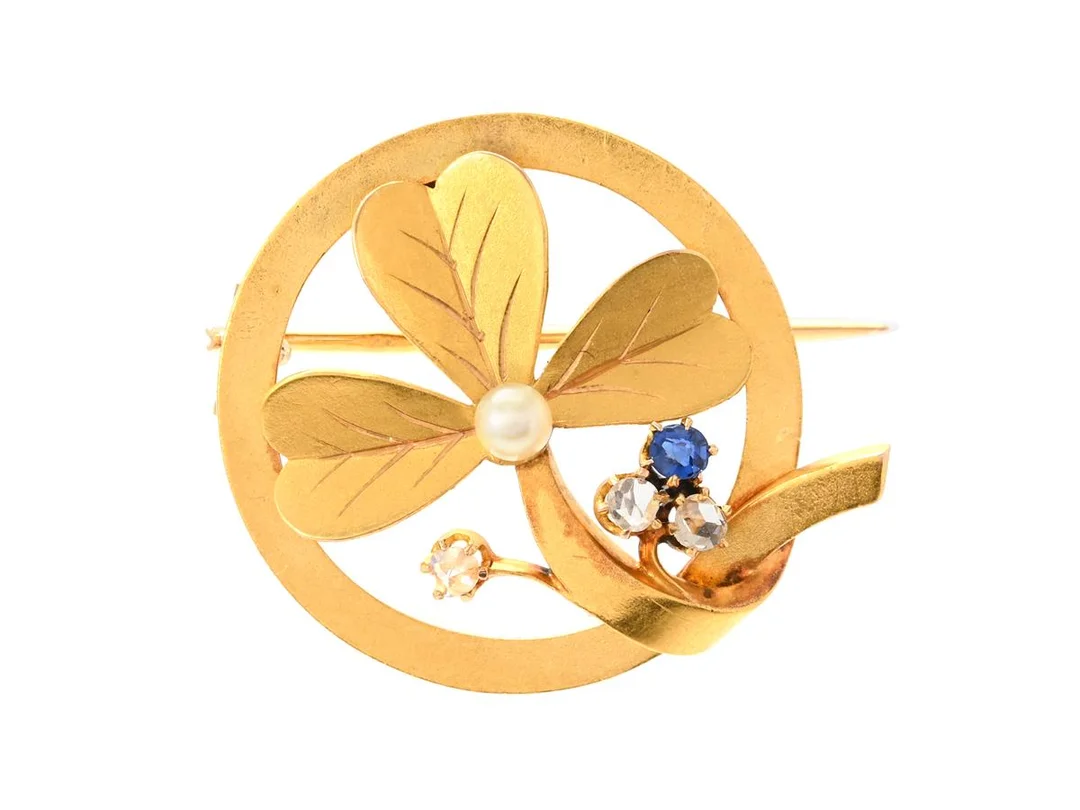 BROSCH, treklöver, 18K guld, odlad pärla ca 3,2 mm, safir, rosenslipade diamanter, antik, Frankrike, tidigt 1900-tal, diameter 24 mm, vikt 3,9 g. — Smycken/Brosch — Kaplans