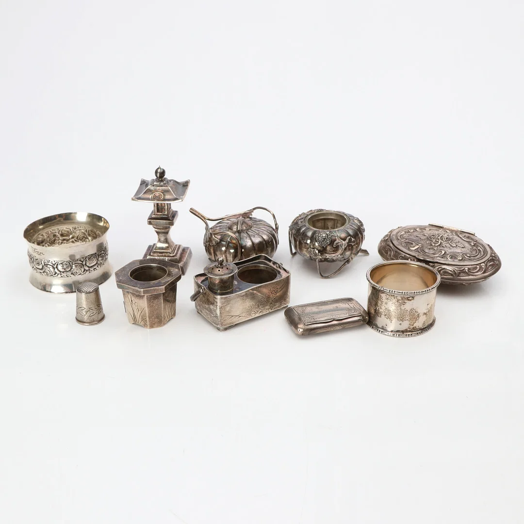 PARTI SILVER, 10 DELAR. Sterlingsilver m.m. Bl.a. Japan. Vikt exklusive glasinsatser ca 290 gram. — Silver — Skånes Auktionsverk