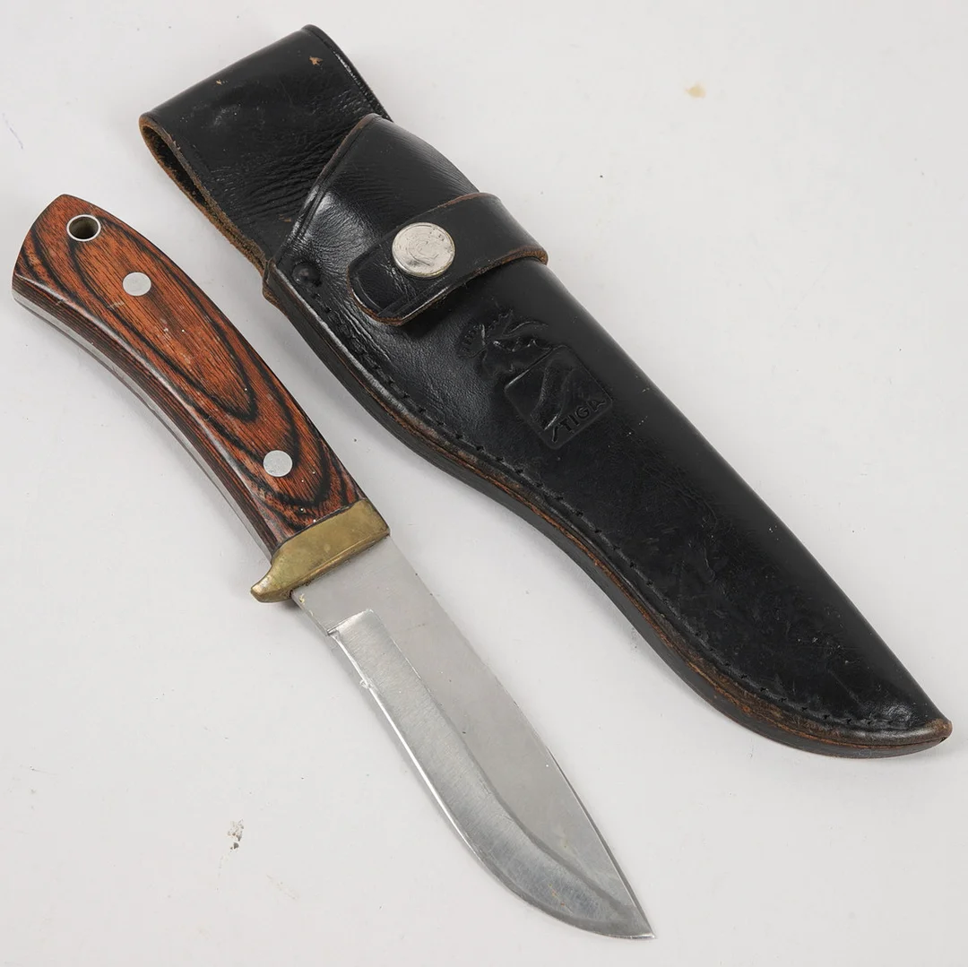 JAKTKNIV med läderslida, stål och trä, N.P. Hi-Cut, Japan. — Edged weapons — Ekenbergs Auktioner