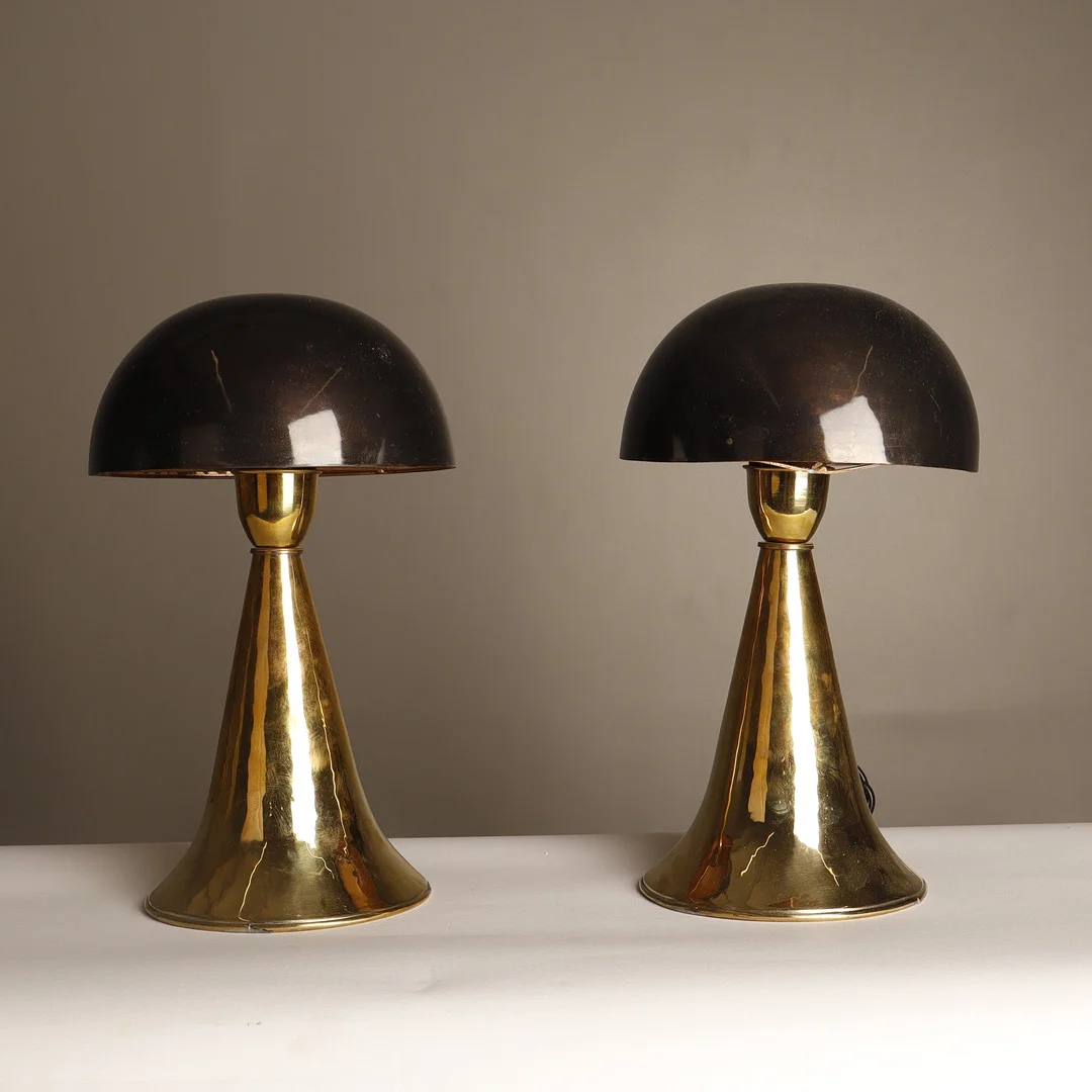 Pareja de lámparas de sobremesa de diseño en latón dorado y patinado. — Table Lamps — Barcelona Auctions