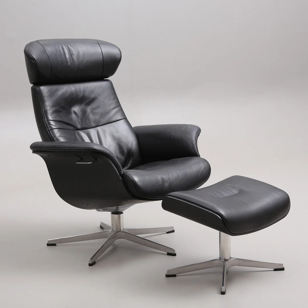 JAHN AAMODT. Fåtölj samt fotpall, "Timeout", Conform, 2000-tal. — Armchairs & Chairs — Auktionshuset Thelin & Johansson