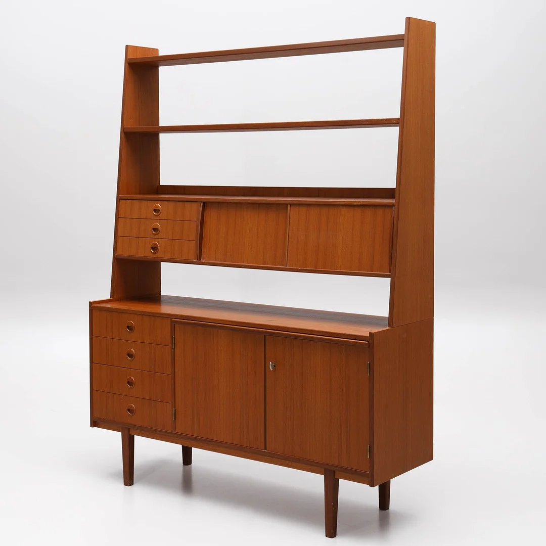 BOKHYLLA, 2 delar, med skrivdel, fanerad i teak, 1950/60-tal. — Cupboards, Cabinets & Shelves — Auktionsmagasinet Vänersborg
