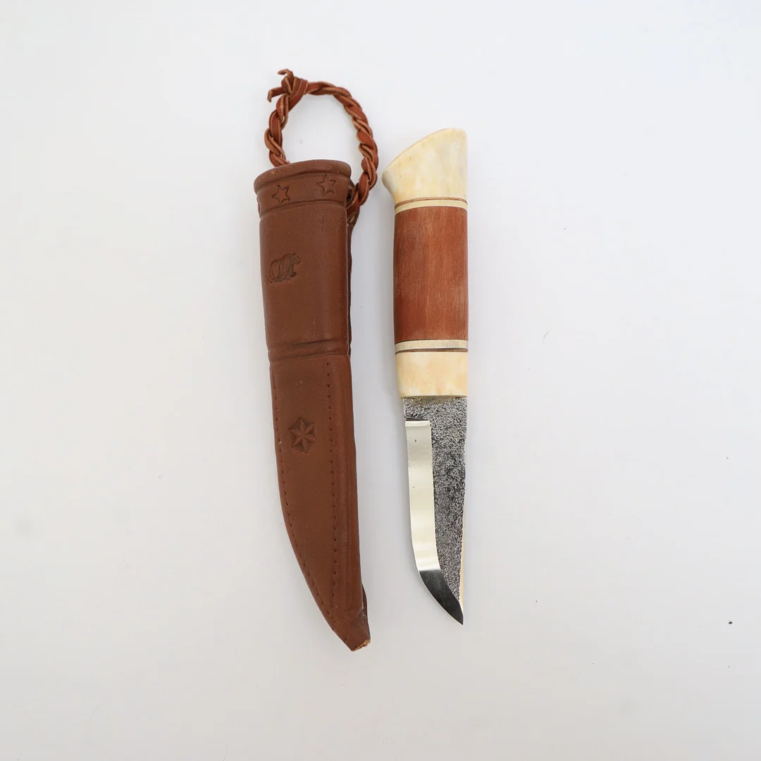 KNIV MED SLIDA, handtag av horn och trä, blad av stål, slida av läder. — Edged weapons — Falun Auktionsbyrå