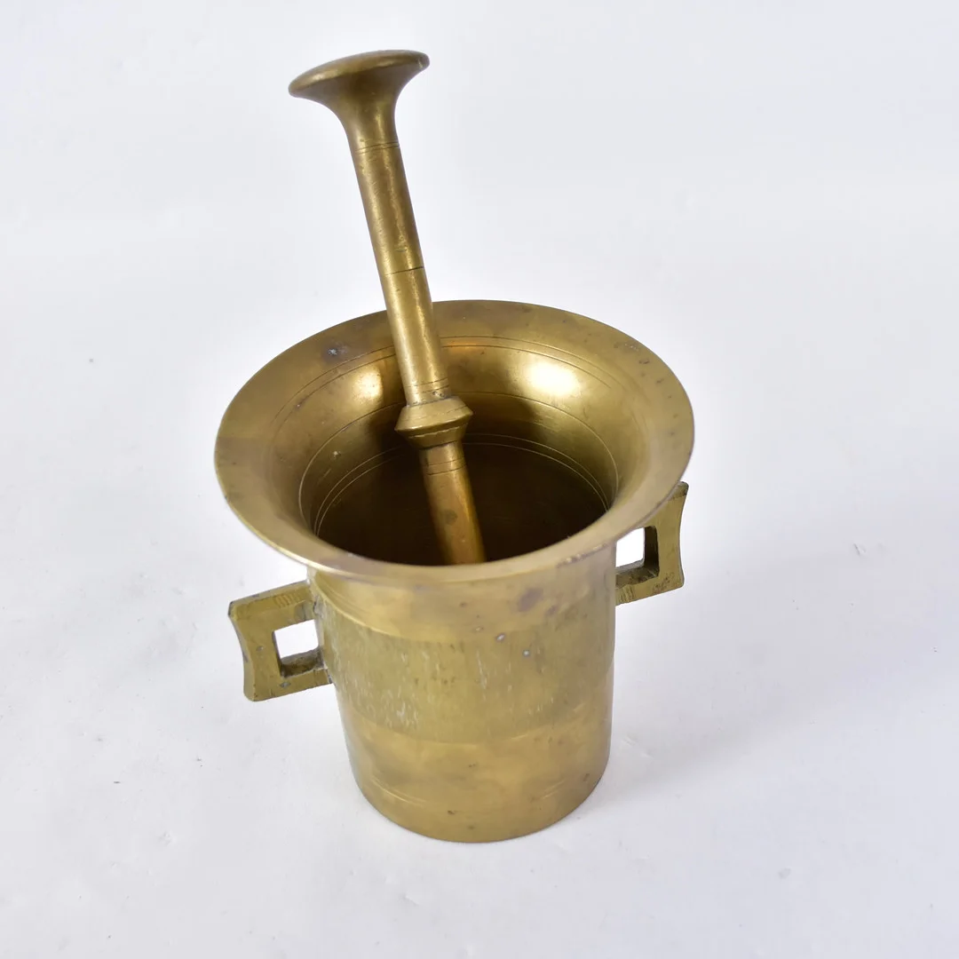 MORTEL MED PISTILL, mässing. — Pewter, Brass & Copper — Halmstads Auktionskammare