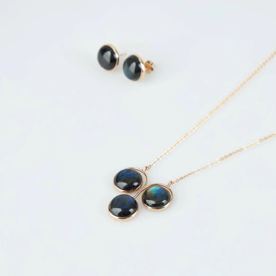 HALSBAND OCH ÖRHÄNGEN, 14K guld, spektroliter, Martta Kyllikki Ritvanen, Kaunis Koru 1982. — Jewellery Suites — Stockholms Auktionsverk Helsinki