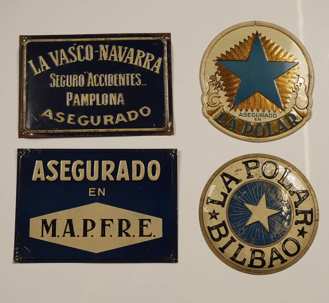 La Polar y otros, 4 placas publicitarias en hojalata estampada y pintada. — Other collectables — Barcelona Auctions