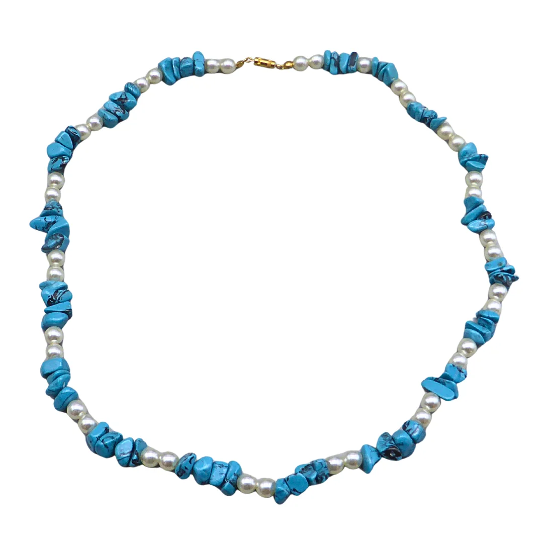 HALSKETTE MIT TÜRKIS-SPLITTERN UND WEISSEN PERLEN. — Necklace — Auktionshaus Stuber's Hammerschlag