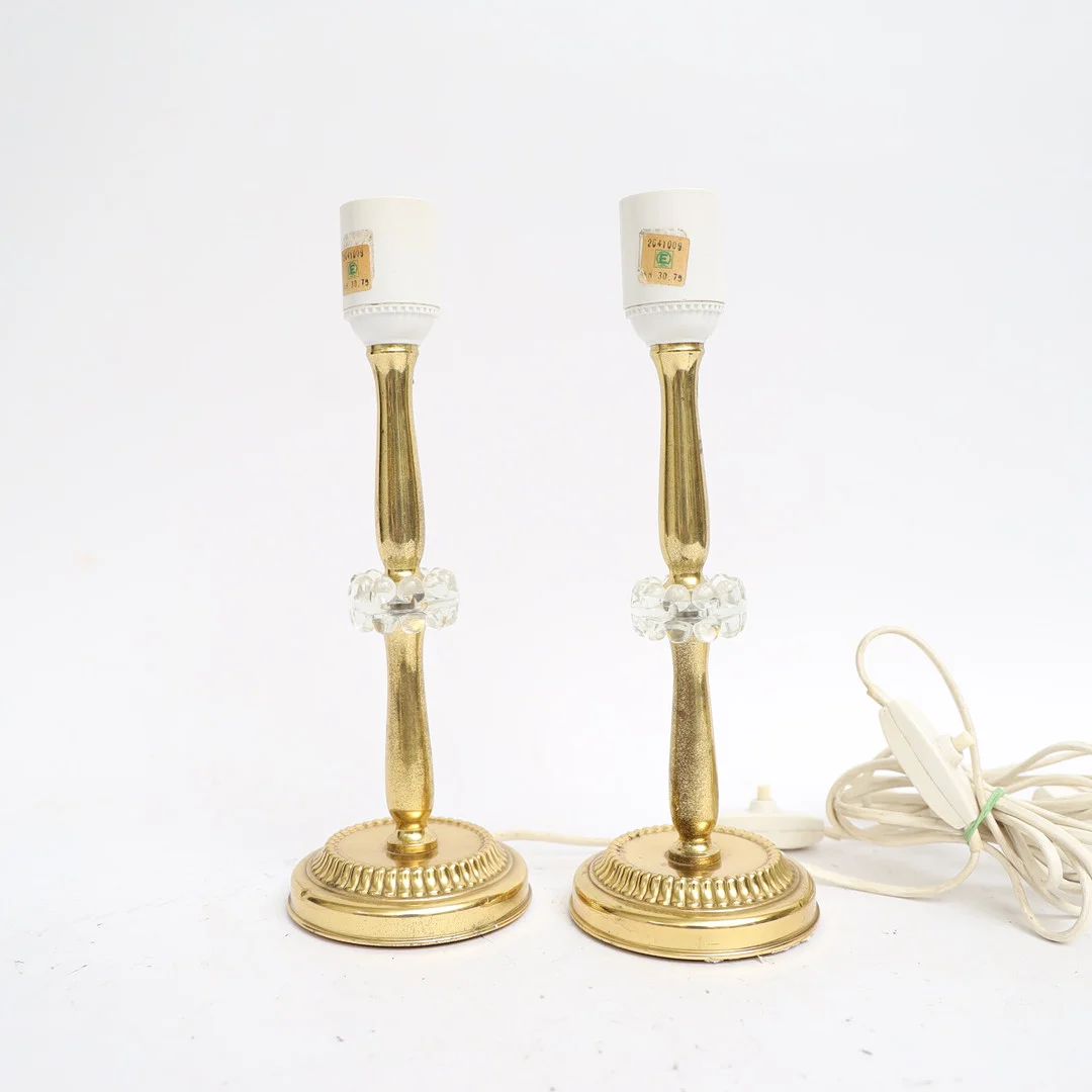 BORDSLAMPOR ETT PAR, ENCO, Nr18, mässing med detaljer i gjutet glas. — Table Lamps — Falun Auktionsbyrå