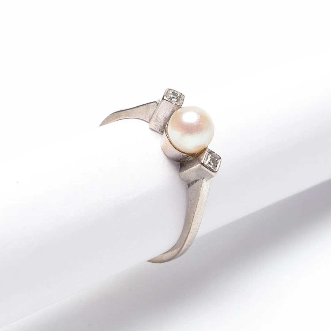RING, 18K, Vitguld, med pärla och vita stenar. vikt cirka 2.9 gram. — Rings — Gomér & Andersson Linköping