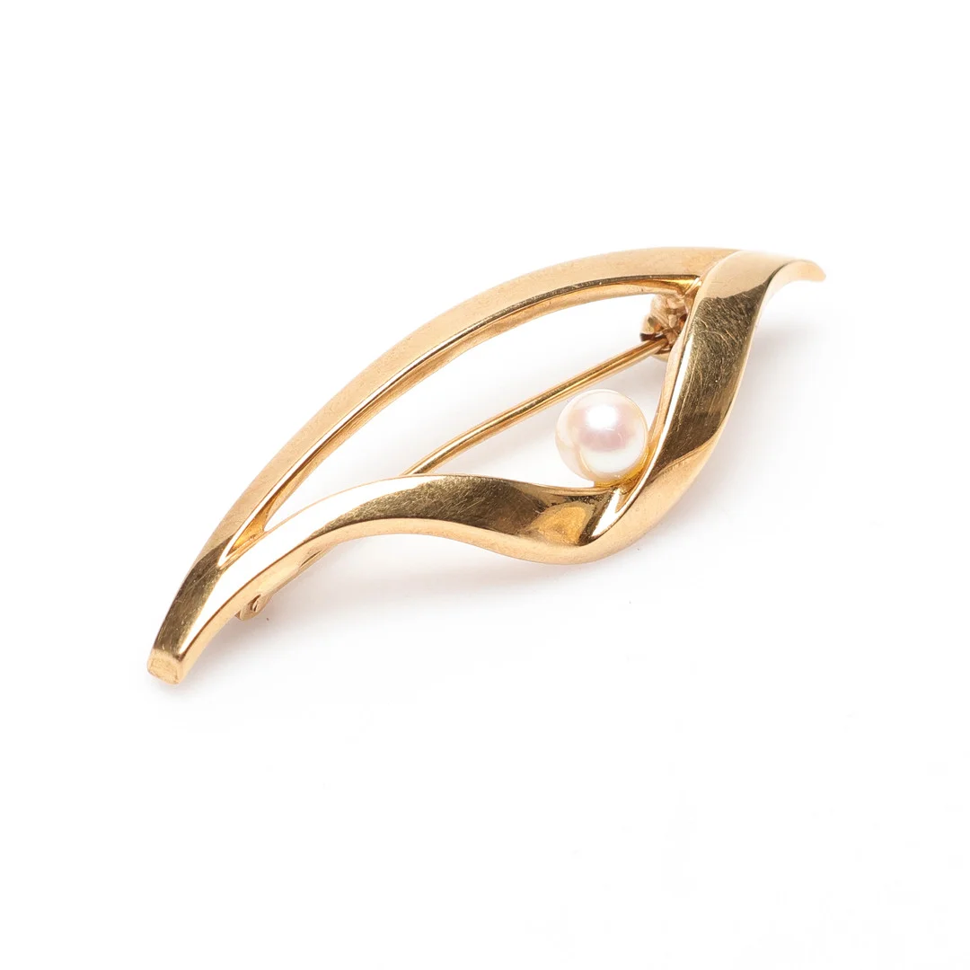 BROSCH, 18k guld med pärla, vikt ca 2,2g. — Brooches & Pendants — Gomér & Andersson Linköping
