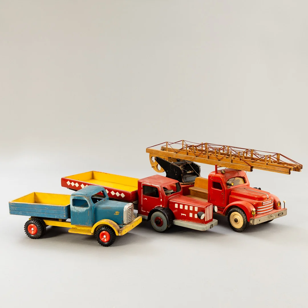 Drei Holzspielzeuge: zwei Kipper LKW und ein Feuerwehrauto, 2. Hälfte 20. Jh. (3). — Toys — Stockholms Auktionsverk Hamburg