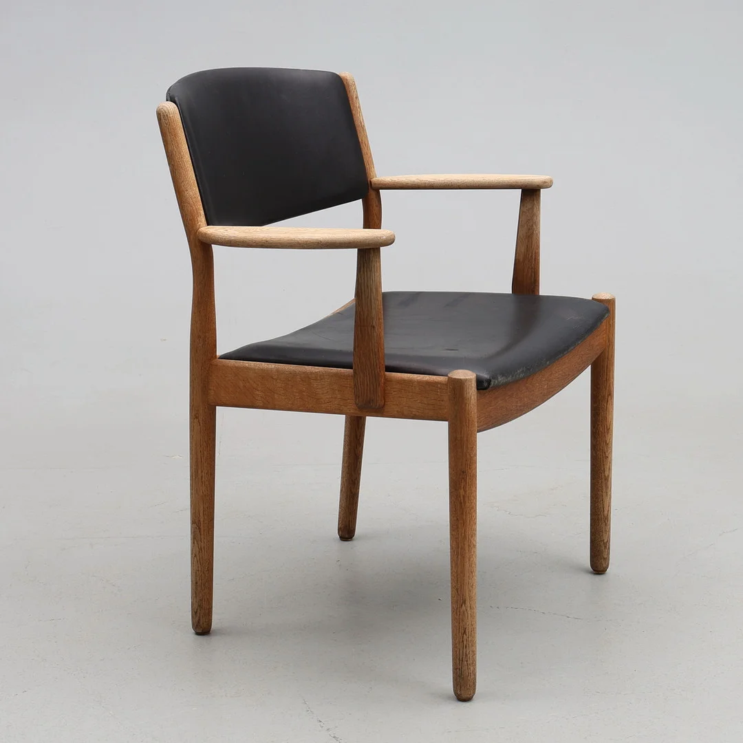 HANS J WEGNER. Karmstol i ek, läderklädsel. — Armchairs & Chairs — Gomér & Andersson Jönköping