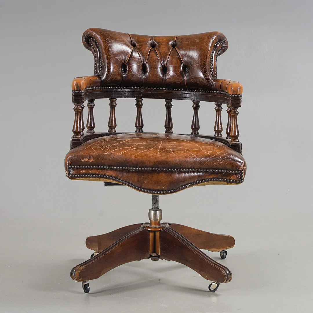 SKRIVBORDSSTOL Engelsk stil, Mahogny, läderklädsel, 1900-talets andra hälft. — Armchairs & Chairs — Karlstad Hammarö Auktionsverk