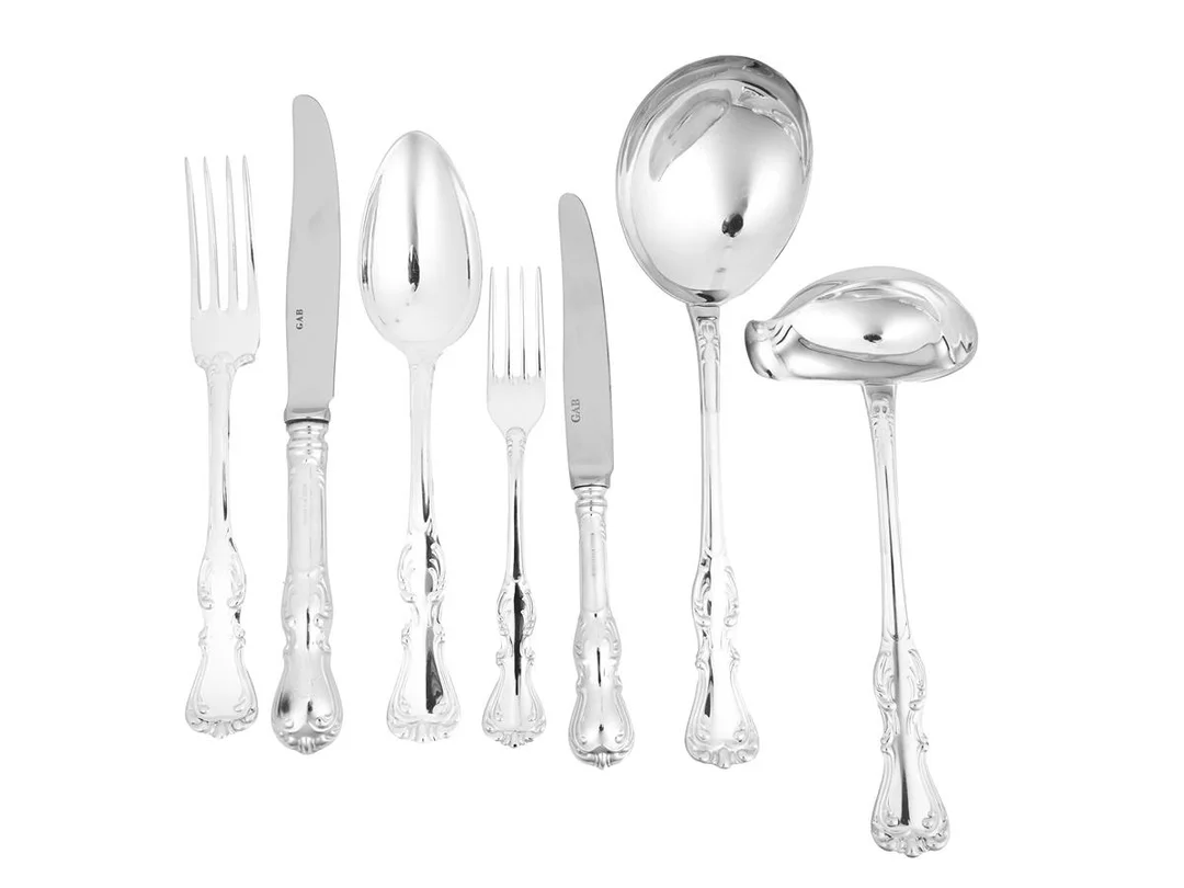 BESTICKSSERVIS, 62 delar, silver, modell Prins Albert, 12 st bordsskedar, 12 st bordsgafflar, 12 st bordsknivar, 12 st smörgåsknivar, 12 st smörgåsgafflar, 1 potatissked, 1 såsslev, vikt 2831,2 g, bestickslindor, mindre repor på bordsbesticken. — Silver/Matsilver — Kaplans