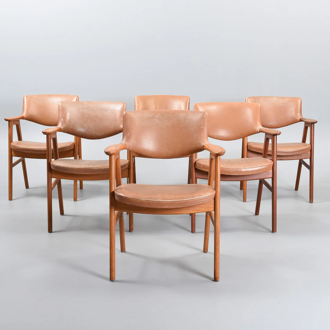 ERIK KIRKEGAARD. Høng Møbelfabrik. Sæt af seks armstole af massiv teak, model 43, 1960'erne (6). — Armchairs & Chairs — Sørensen Auktioner