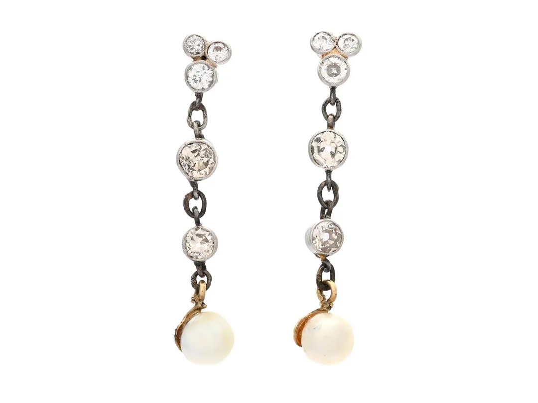 ÖRHÄNGEN, 18K guld/platina/silver, pärlor 5,4 mm, gammalslipade diamanter ca 0,74 ctv, ca TW-TCr/SI-P, vikt 3,2 g, rester av lödningar, nagg, limrester på pärla, etui. — Smycken/Pärlörhängen — Kaplans