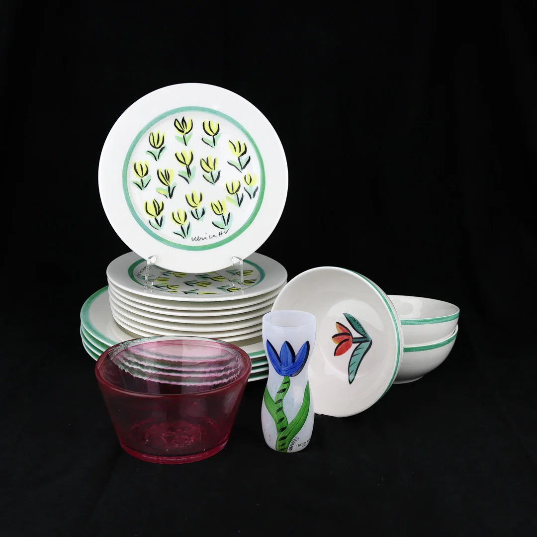 ULRICA HYDMAN-VALLIEN. Servisdelar, glasskål och vas, glas, porslin, 16 delar, Kosta. — European — Höganäs Auktionsverk