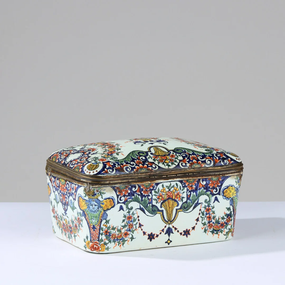 Skrin af fajance med bronze montering, antagelig Frankrig eller Holland, 17-1800 tallet. — European — Palsgaard Kunstauktioner
