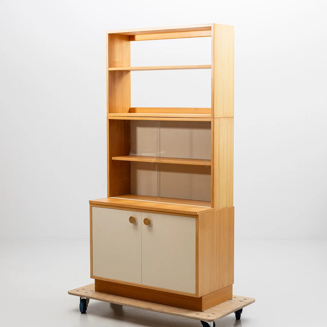 KARIN MOBRING. Bokhylla med skåp och vitrinöverdel, 3 moduler, "Rydbo", furu, IKEA, 1960-/70-tal. — Cupboards, Cabinets & Shelves — Auktionshuset Kolonn
