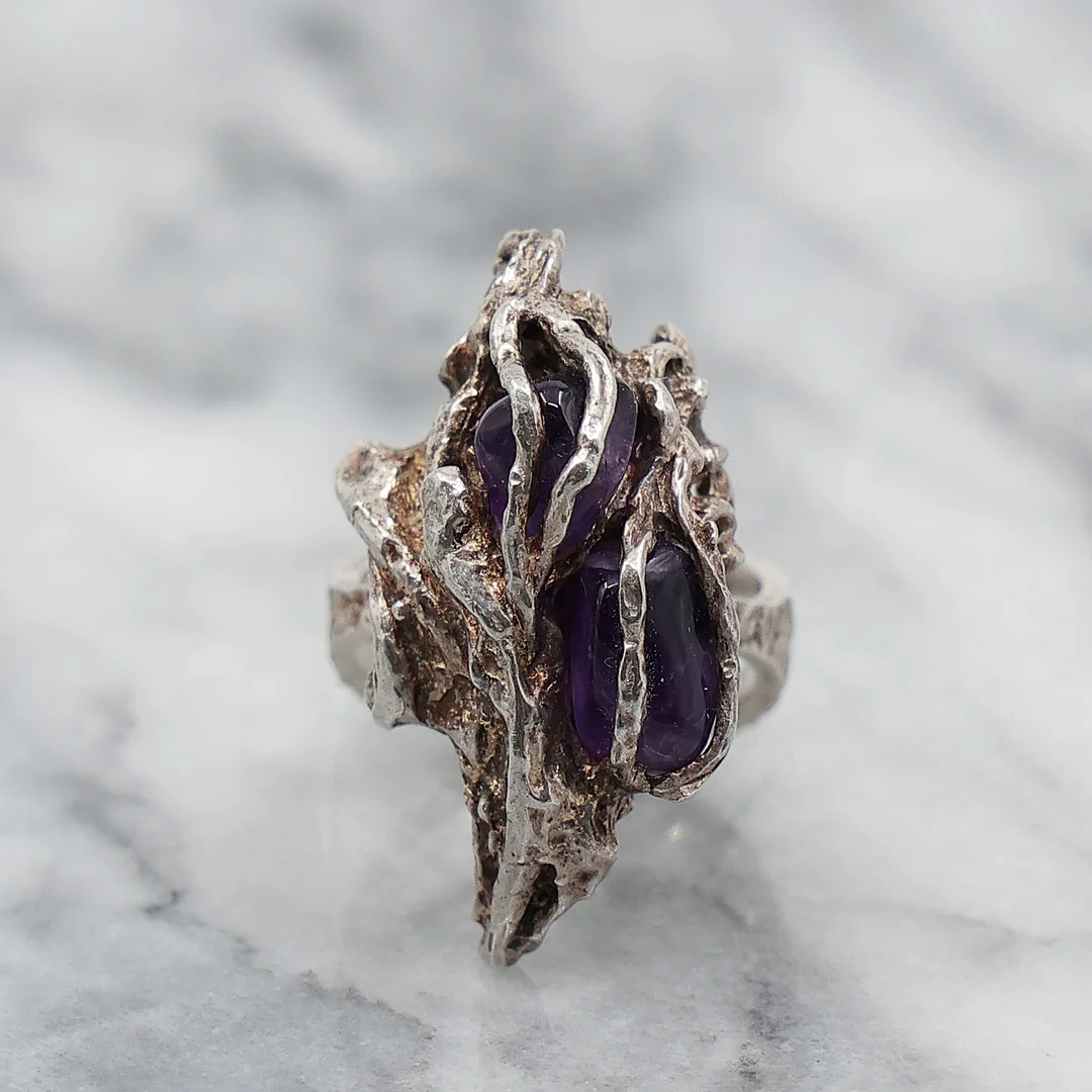 HERMANN SIERSBØL. SILVERRING MED AMETISTER, STERLINGSILVER, DANMARK. — Jewellery — Auktionskammaren Sydost Kalmar