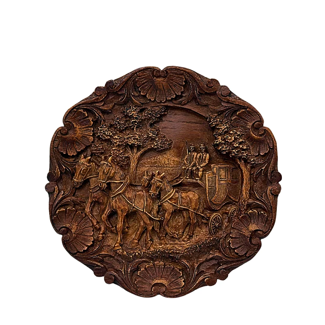 RUNDES WANDRELIEF AUS HOLZ MIT EINER PFERDEKUTSCHE. — Sculptures & Bronzes — Auktionshaus Stuber's Hammerschlag