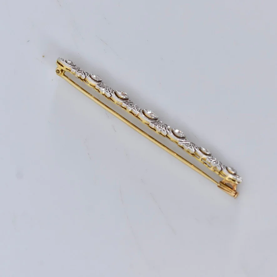 BROSCH, 18 karat röd- och vitguld med 7 åttkantslipade diamanter om totalt cirka 1,40ct samt talrika mindre diamanter. — Brooches & Pendants — Halmstads Auktionskammare